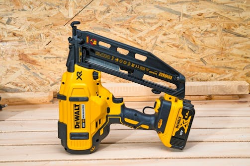 Spikerpistol: Spikerpistol med vinklet magasin. Spikerpistol: Spikerpistol med vinklet magasin.